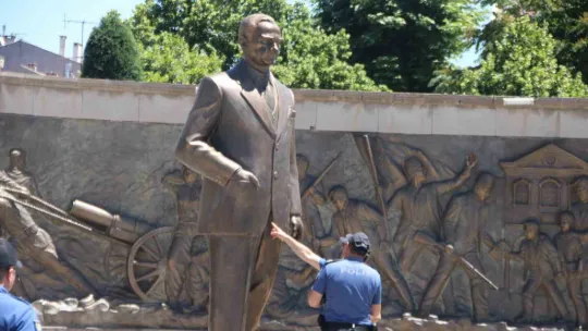 Baltayla heykele saldıran dayı yeğen'den ilginç savunma