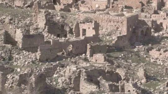 Baraj kıyısındaki köy, sular çekilince ortaya çıktı