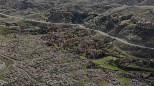 Baraj kıyısındaki köy, sular çekilince ortaya çıktı