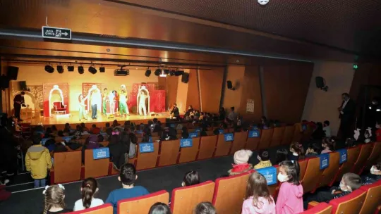 Başkan Amca'nın tiyatro hediyesi çocukları mutlu etti