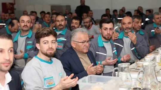 Başkan Büyükkılıç: 'İşçi kardeşlerimizin alnından öpüyorum'