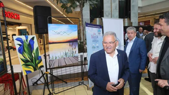 Başkan Büyükkılıç, 'Sağlık hayattır, sanat hayattır' sergisini gezdi