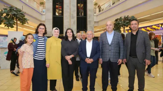 Başkan Büyükkılıç, 'Sağlık hayattır, sanat hayattır' sergisini gezdi