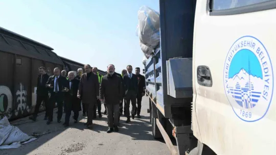 Başkan Büyükkılıç,  Tren Garı'ndaki yardım çalışmaları hakkında inceleme yaptı