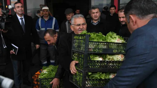 Deprem Bölgesine 2 tır meyve sebze gönderildi