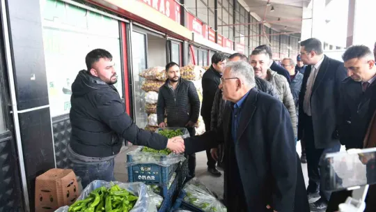 Deprem Bölgesine 2 tır meyve sebze gönderildi