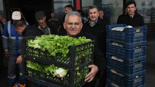 Deprem Bölgesine 2 tır meyve sebze gönderildi
