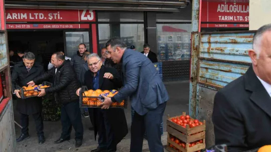 Deprem Bölgesine 2 tır meyve sebze gönderildi
