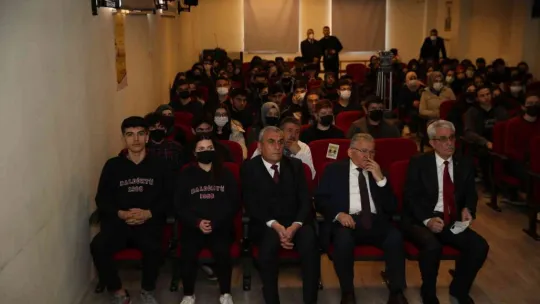 Başkan Büyükkılıç'a Kariyer Günleri'nde fotoğraf sürprizi