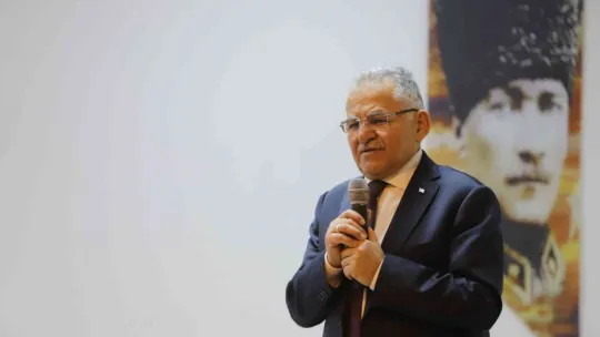 Başkan Büyükkılıç'a Kariyer Günleri'nde fotoğraf sürprizi