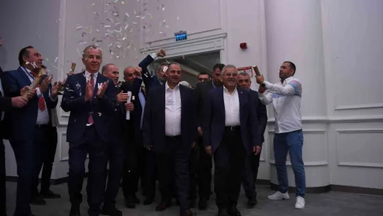 Başkan Büyükkılıç'a konfetili ve tezahüratlı karşılama