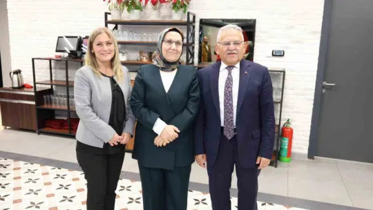Başkan Büyükkılıç, AK Parti Kayseri İl Kadın Kolları yönetimiyle buluştu