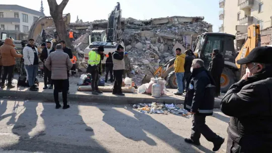 Başkan Büyükkılıç, başkanlarla birlikte deprem bölgesinde yaraları sarıyor