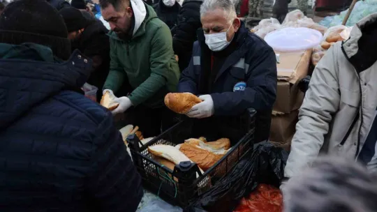 Başkan Büyükkılıç, başkanlarla birlikte deprem bölgesinde yaraları sarıyor