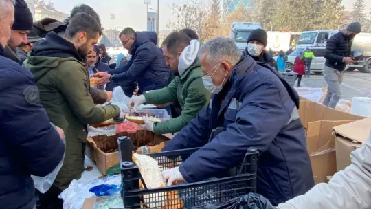 Başkan Büyükkılıç, başkanlarla birlikte deprem bölgesinde yaraları sarıyor