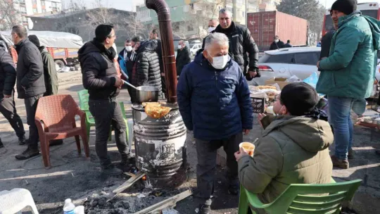 Başkan Büyükkılıç, başkanlarla birlikte deprem bölgesinde yaraları sarıyor