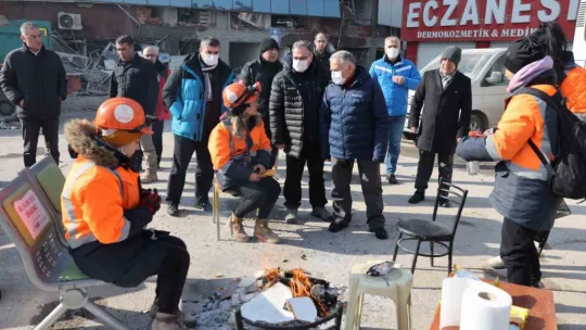 Başkan Büyükkılıç, başkanlarla birlikte deprem bölgesinde yaraları sarıyor