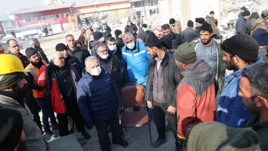 Başkan Büyükkılıç, başkanlarla birlikte deprem bölgesinde yaraları sarıyor