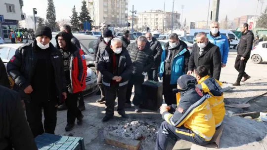 Başkan Büyükkılıç, başkanlarla birlikte deprem bölgesinde yaraları sarıyor