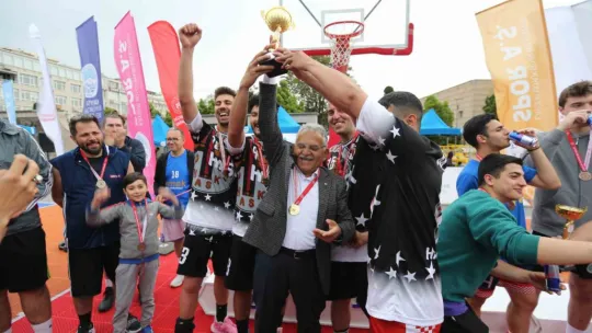 Başkan Büyükkılıç, Basketbol Turnuvasında Gençlerin Coşkusuna Ortak Oldu