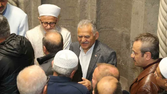 Başkan Büyükkılıç, bayram namazı sonrası vatandaşla bayramlaştı