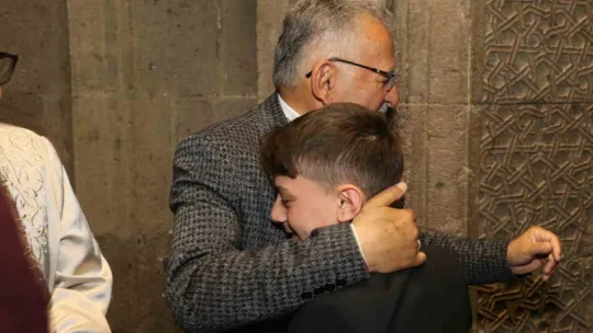 Başkan Büyükkılıç, bayram namazı sonrası vatandaşla bayramlaştı