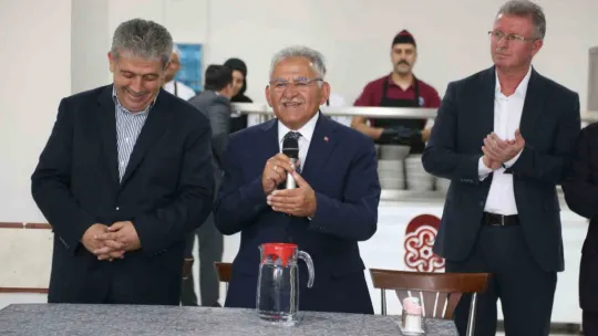 Başkan Büyükkılıç, belediye personeliyle bayramlaştı