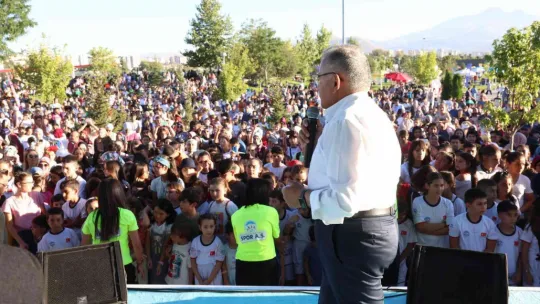 Başkan Büyükkılıç, binlerce genç ve ailesinin coşkusuna ortak oldu