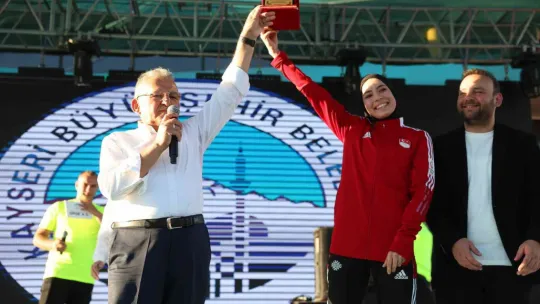 Başkan Büyükkılıç, binlerce genç ve ailesinin coşkusuna ortak oldu