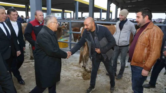 Başkan Büyükkılıç, Canlı Hayvan Pazarı'nda sıkı pazarlığa katıldı