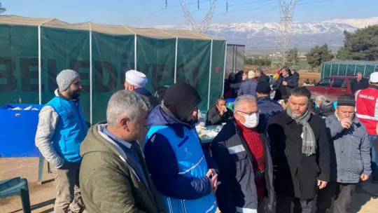 Başkan Büyükkılıç, deprem bölgesinde sıcak yemek ve çorba dağıttı