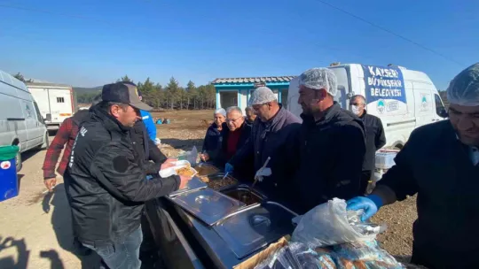 Başkan Büyükkılıç, deprem bölgesinde sıcak yemek ve çorba dağıttı