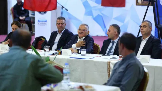 Başkan Büyükkılıç, depremden zarar gören Sarız'ın yanında