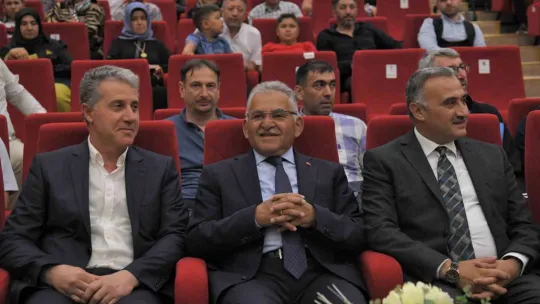 Başkan Büyükkılıç, Develi'de mezun öğrencilerin sevinçlerine ortak oldu