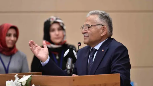 Başkan Büyükkılıç, Develi'de mezun öğrencilerin sevinçlerine ortak oldu