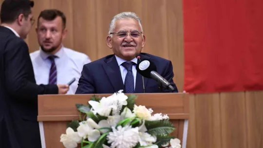 Başkan Büyükkılıç, Develi'de mezun öğrencilerin sevinçlerine ortak oldu