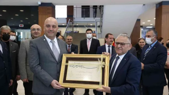Başkan Büyükkılıç, doktorlar ile resim sergisi açtı