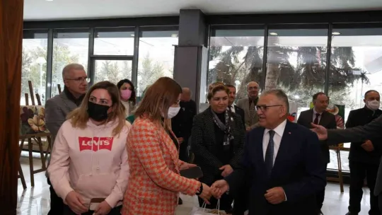 Başkan Büyükkılıç, doktorlar ile resim sergisi açtı