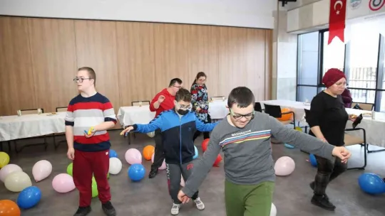 Başkan Büyükkılıç, down sendromlu minikler ile buluştu
