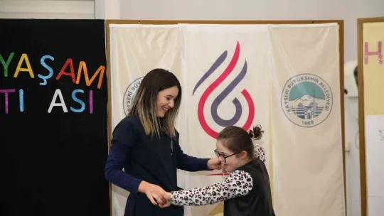 Başkan Büyükkılıç, down sendromlu minikler ile buluştu
