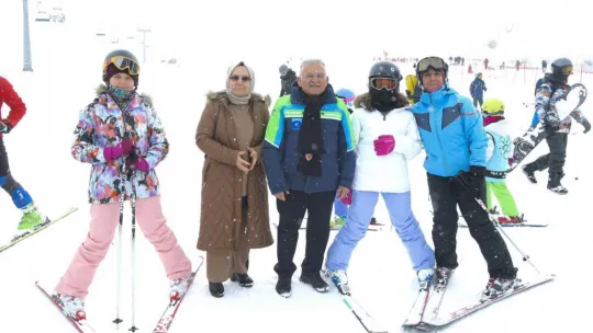 Başkan Büyükkılıç, Erciyes'te kayak tutkunlarıyla bir araya geldi