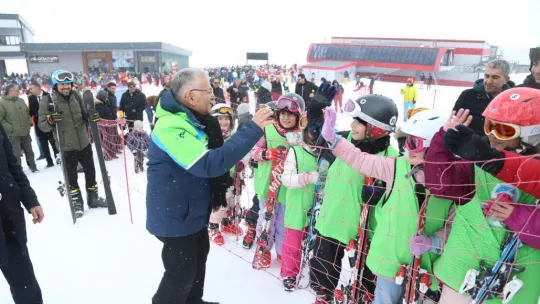 Başkan Büyükkılıç, Erciyes'te kayak tutkunlarıyla bir araya geldi