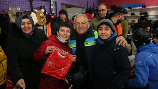 Başkan Büyükkılıç, Erciyes'te kayak tutkunlarıyla bir araya geldi