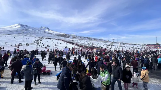 Başkan Büyükkılıç, Erciyes'te turistlerle buluştu