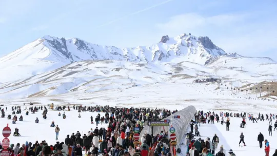 Başkan Büyükkılıç, Erciyes'te turistlerle buluştu