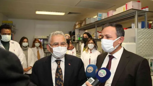 Başkan Büyükkılıç ERÜ Aşı Araştırma ve Geliştirme Merkezi'ni ziyaret etti