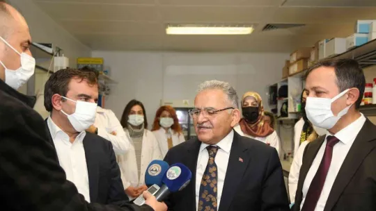 Başkan Büyükkılıç ERÜ Aşı Araştırma ve Geliştirme Merkezi'ni ziyaret etti