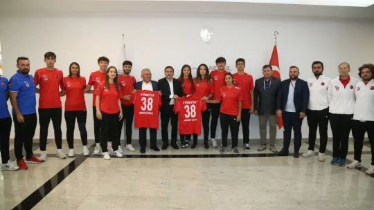 Başkan Büyükkılıç, galibiyeti taraftarlarla kutladı