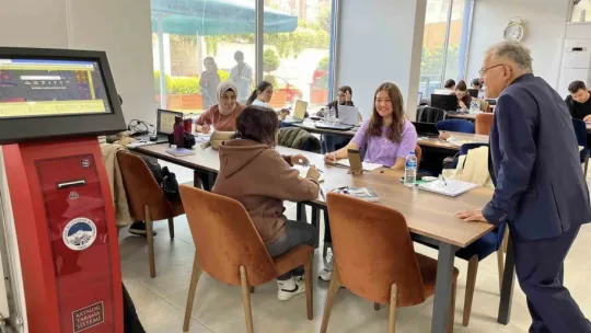 Başkan Büyükkılıç, gençlerle kütüphanede bir araya geldi