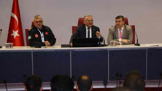 Başkan Büyükkılıç, göreve yeni başlayan itfaiyecilerle bir araya geldi
